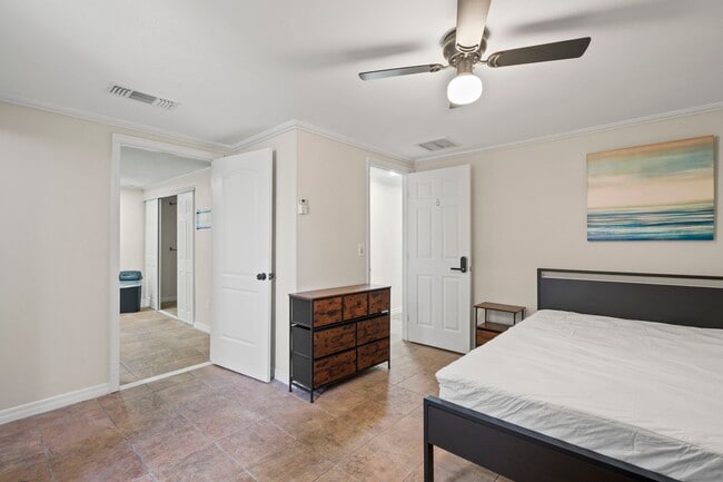 Photo - 8823 W Robson St
