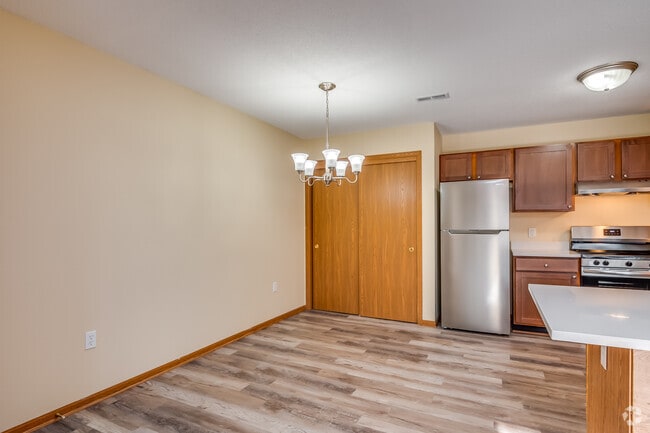 Dining Room - Harbor Pointe Apartments