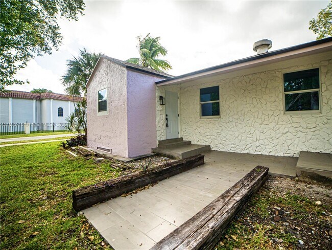 Building Photo - 412 Columbus Pkwy Unit 1-2 Rental