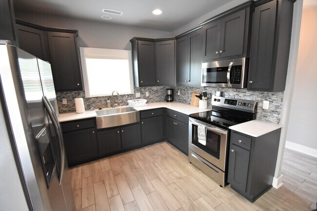 Photo - Luxurious 4 Bedroom 2.5 Bathroom in the Heart of Fayetteville, Arkansas!!