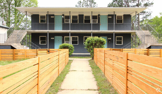 Building Photo - Awesome 2BR/1Bathroom Apartment in popular...