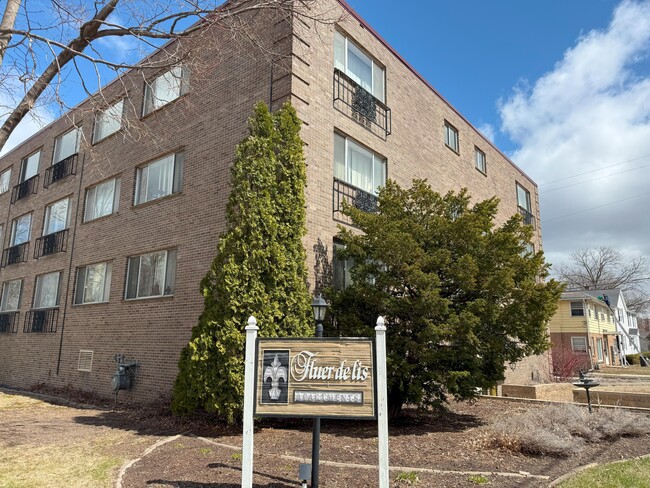 Fleur de Lis Apartments - Fleur de Lis Apartments