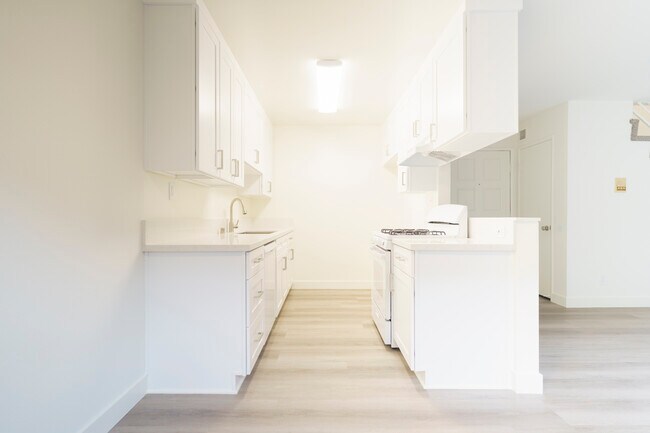 Kitchen 1 - 112 S St Andrews Pl Unit 4