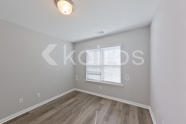 Photo - 108 Lord Effingham Wy