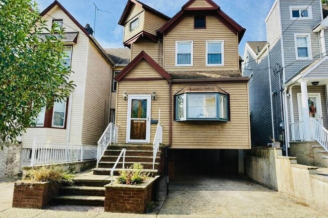 Building Photo - 16 W 51st St