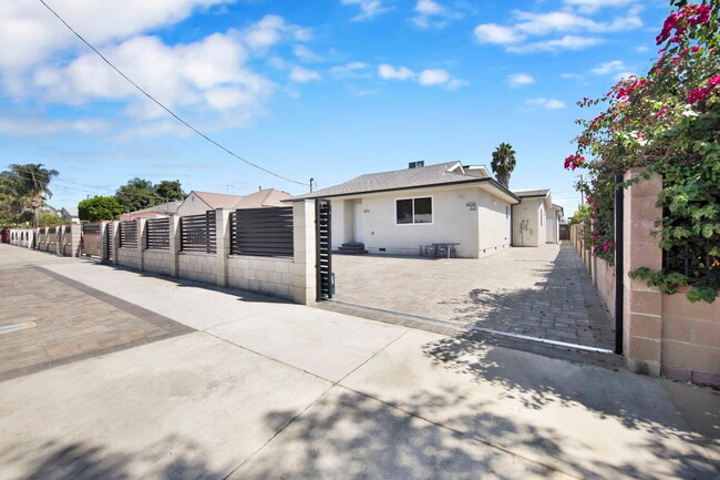 Building Photo - 6712 1/2 St Clair Ave Rental