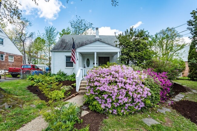 Building Photo - Lovely and Updated 4 Bedroom 2 Bath Cape C... Rental