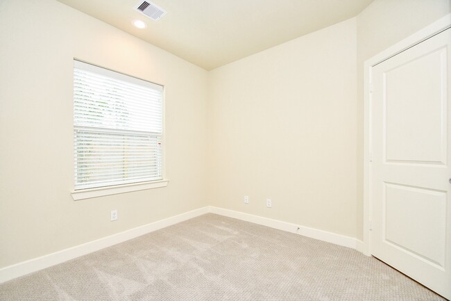 2307 Warhol Wy