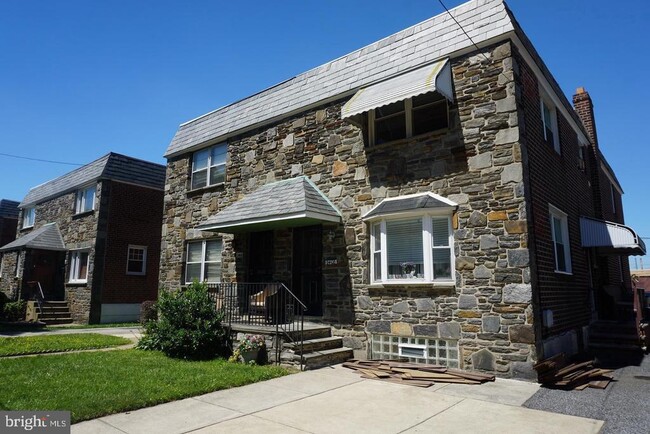 Building Photo - 2408 S 22nd St Rental