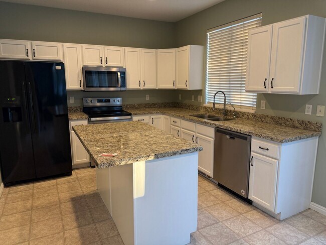 Building Photo - Large 4 Bedroom 3 Bathroom home!