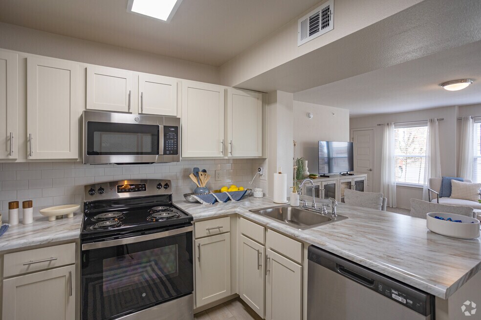2BR, 2BA - 1008SF - Kitchen