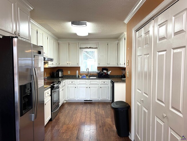 Photo - 850 Parkview Ct