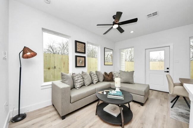 Photo - 9028 Scott St