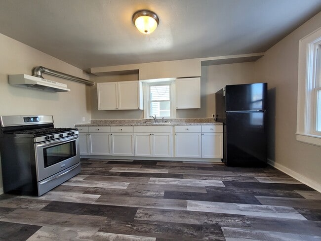 Building Photo - 816 School Pl