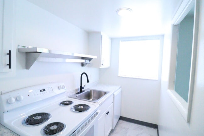 Building Photo - 2323 Beechmont Ave Rental