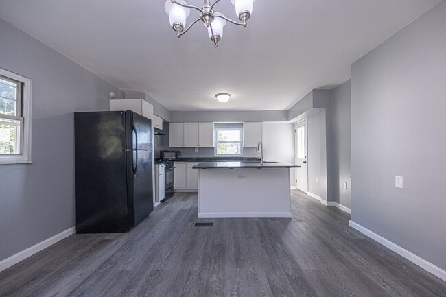 Building Photo - Spacious 4 Bedroom 2.5 Bath Home For Rent