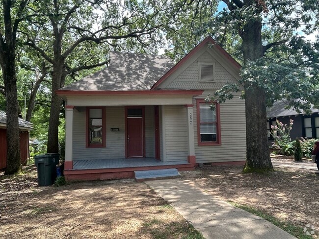 Building Photo - 5 bedroom 1.5 bath Rental