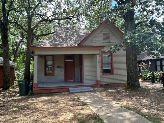 Building Photo - 5 bedroom 1.5 bath Rental