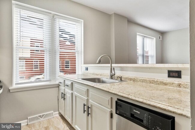 Building Photo - 1726 W 8th St Unit 1