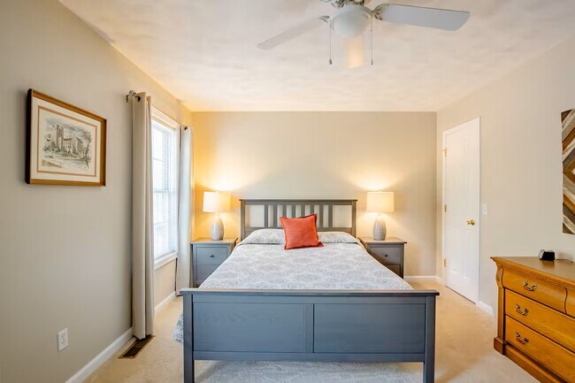 El dormitorio principal cuenta con un colchón de espuma viscoelástica tamaño queen y dos cómodas. - 515 School Ln