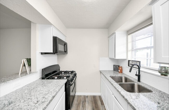 Building Photo - 2110 Melbourne St Unit 1