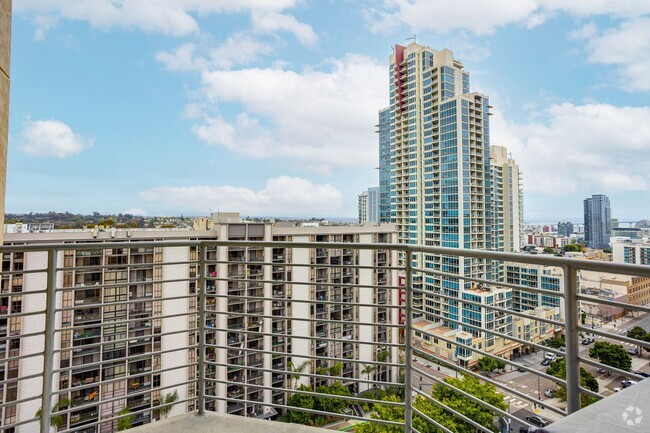 Building Photo - Large Two bedroom Condo with amazing views...