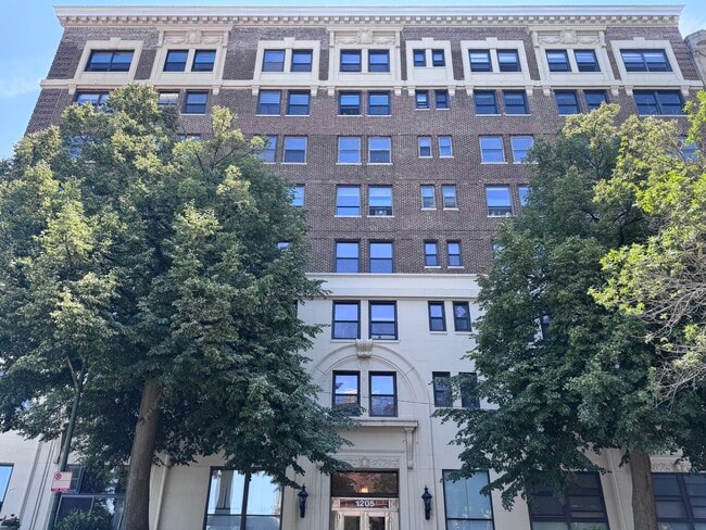 Building Photo - 1205 W Sherwin Ave Unit 507