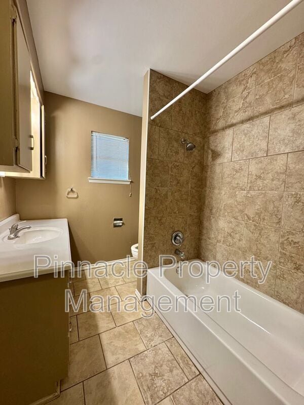 Photo - 247 Robin Hood Trail