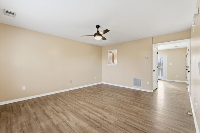 Photo - 405 Maryrose Dr