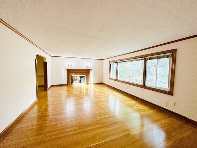 Photo - 5 Crest Dr W