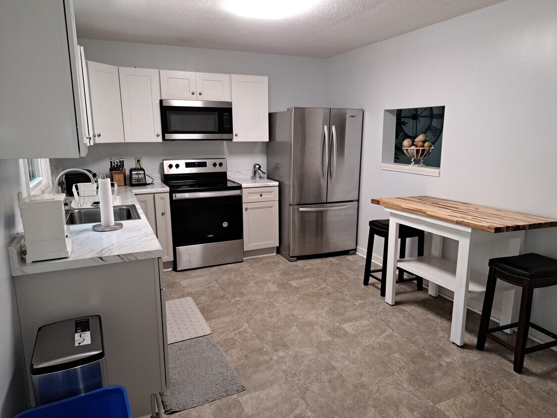 Current kitchen - 11044 Watson Dr (Seneca, SC)