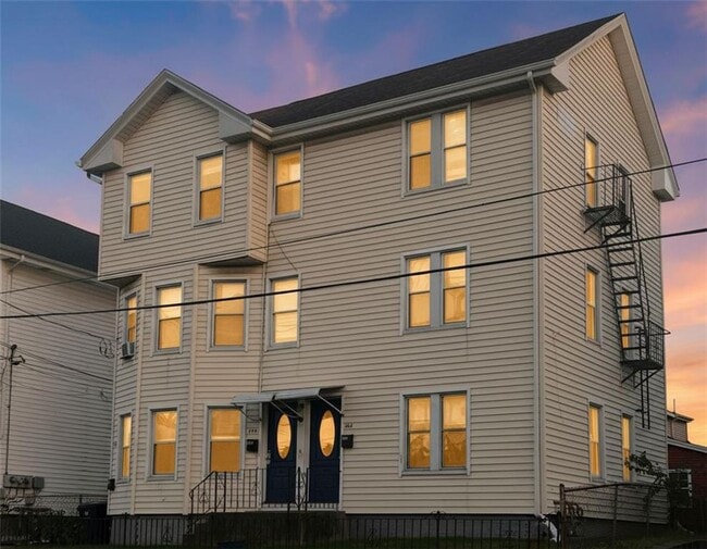 Building Photo - 358 Weeden St