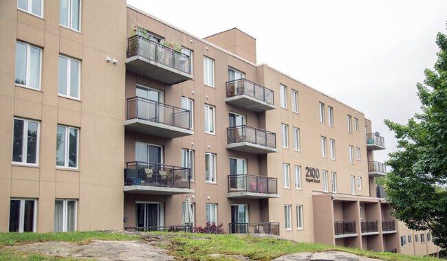 Photo - 2100 Regent St