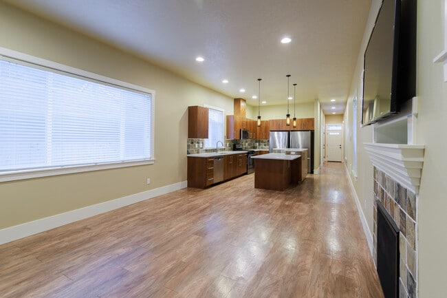 Photo - 1047 25th NW St