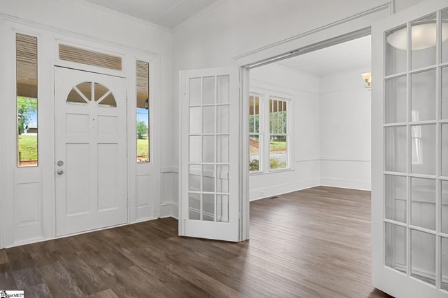 Vestíbulo frontal y sala de estar - 413 W Market St