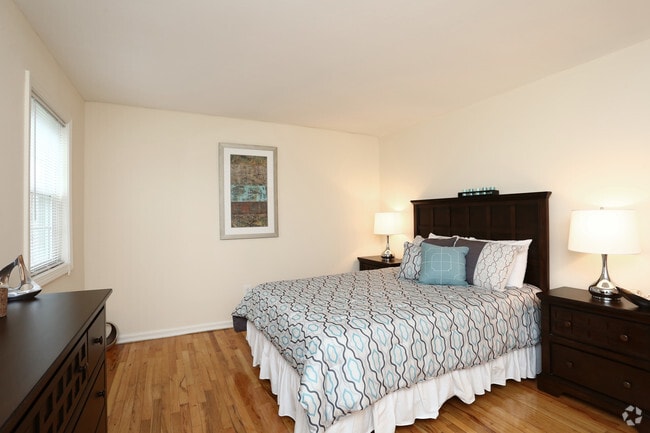 1 BD, 1BA (750sqft) - Bedroom - Milford Beach Apartments