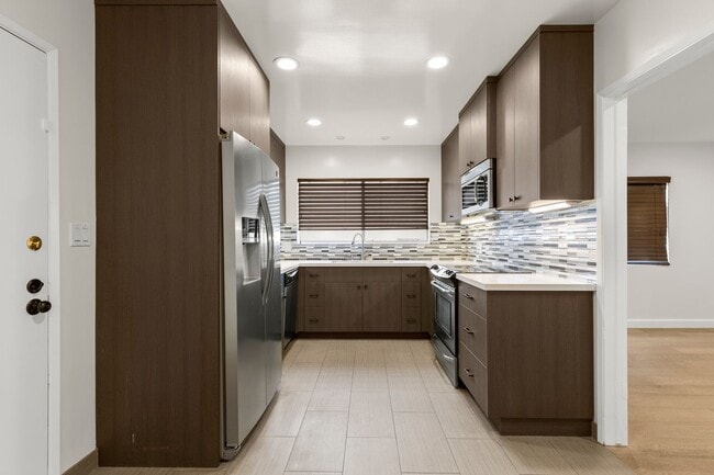 148 S Oakhurst Dr Unit #04 (3/2)