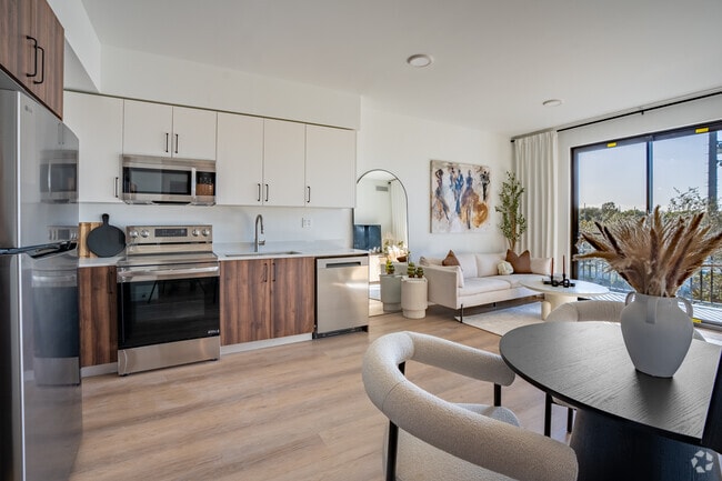 1BR, 1BA - 632SF - Kitchen/Living Room/Dinning ROom - Aventura Quattro