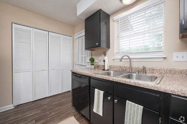 2BR, 1.5BA - 1,040SF - Kitchen