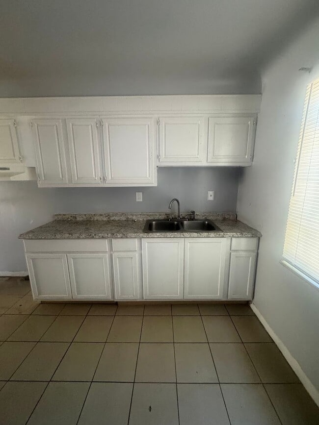 Photo - 2 bedroom/ 1 bathroom Duplex!