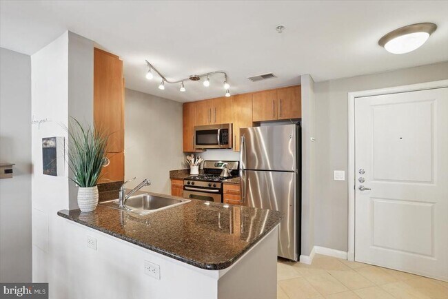 Photo - 1021 N Garfield St Unit 806