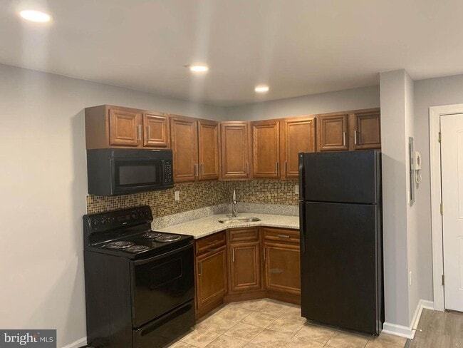 Building Photo - 6001 N 17th St Unit 404