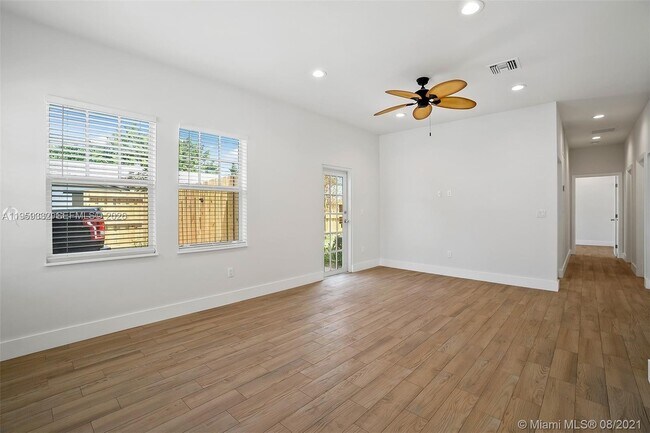 Photo - 711 N L St Unit 2