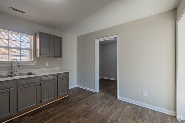 2BR, 1BA - 977SF - Kitchen