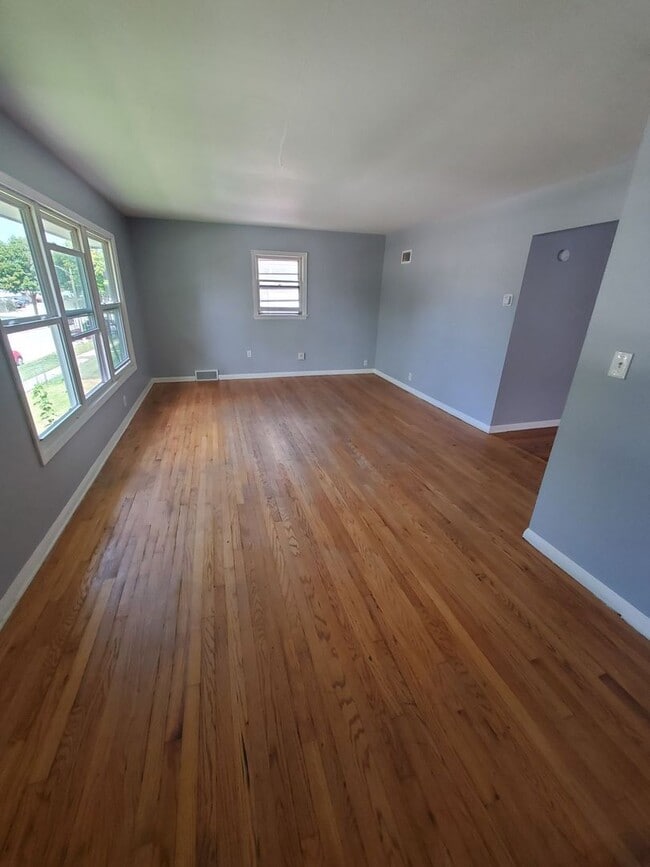 Photo - 5832-5834 N 93rd St. (Duplex) Unidad 5834 (Upper)