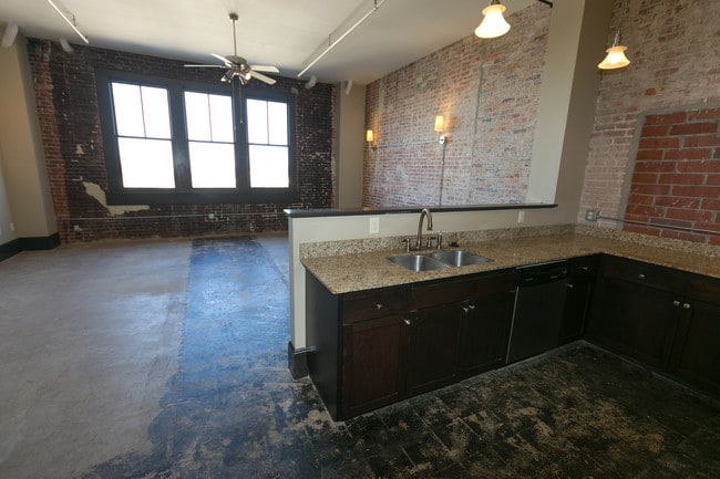 Photo - 22 Monroe Foshee