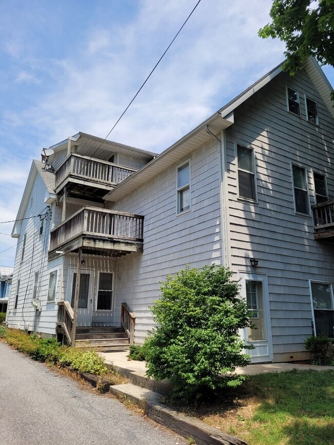 Building Photo - 326 E Burd St Unit 2 Rental