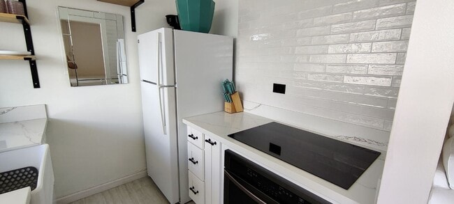 Photo - Fully Furnished Studio with Parking in Waikiki Unit 912