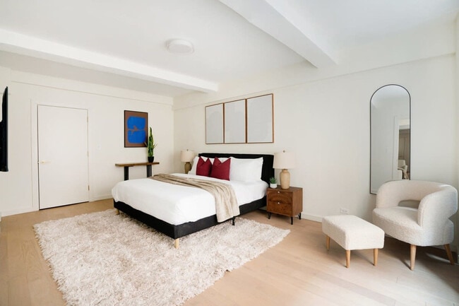 Building Photo - 340 E 52nd St Rental