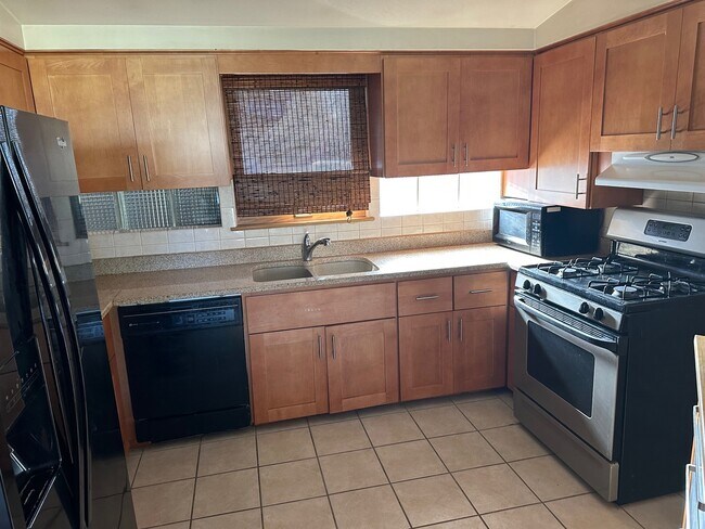 Photo - 1004 Hastings St